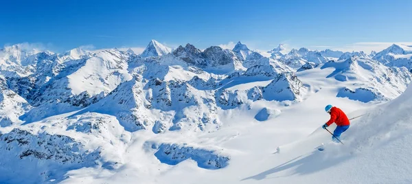 Lyžování s úžasným výhledem na švýcarské slavných hor v krásné — Stock fotografie