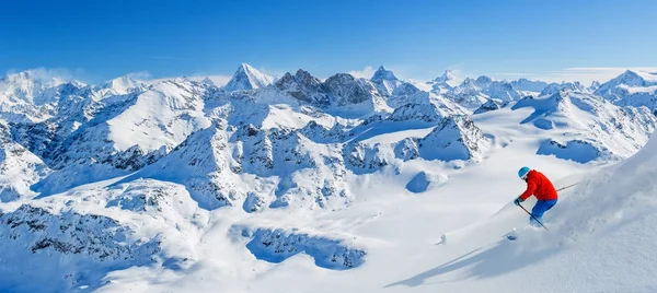 Skiën met adembenemend uitzicht op de beroemde bergen van de Zwitserse in prachtige — Stockfoto