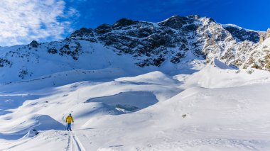 Dağcı backcountry Kayak ile karlı bir sırt boyunca yürüyüş 