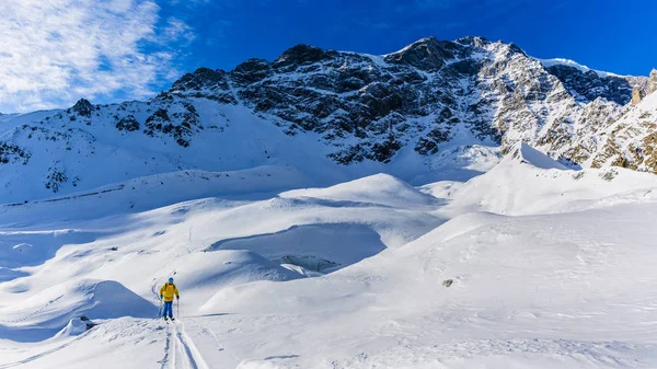 Horolezec backcountry lyže přistoupil po zasněžených hřebeni s — Stock fotografie