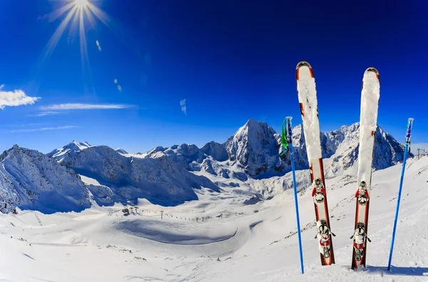 Sci nella stagione invernale, montagna e sci alpinismo backcountry equi — Foto Stock