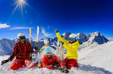Mutlu bir aile dağlarda kış tatil zevk. Zekâ oynarken