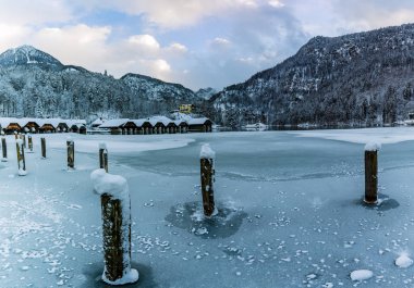 Donmuş göl Konigssee pastoral dağ sc ile güzel görünümü