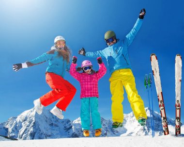 Mutlu bir aile dağlarda kış tatil zevk. Zekâ oynarken