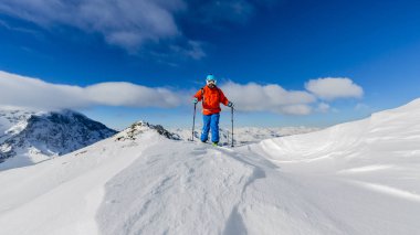 Dağcı backcountry Kayak yürümek kayaklar ile karlı bir sırt boyunca