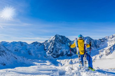 Dağcı backcountry Kayak Kayak ile karlı bir sırt dinlenme