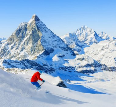 Arka planda, Z Matterhorn ile taze toz karda Kayak adam