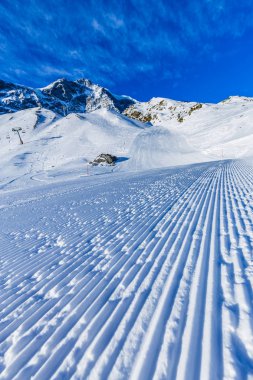 Kış sezonu, Dağları kar. Güney Tirol, Solda İtalya.