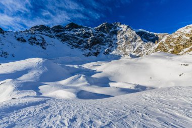 Kış sezonu, Dağları kar. Güney Tirol, Solda İtalya.
