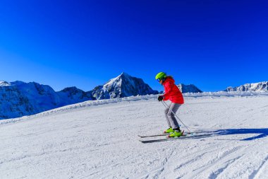 Kız karda güneşli bir günde dağlarda Kayak üzerinde. W Kayak