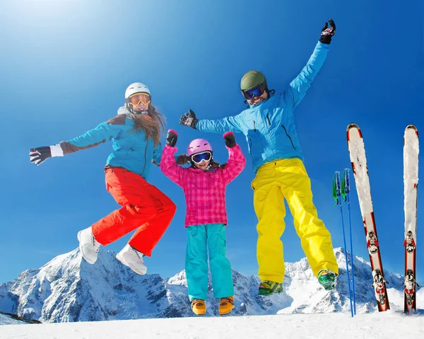 Familia feliz disfrutando de vacaciones de invierno en las montañas. Jugando ingenio — Foto de Stock