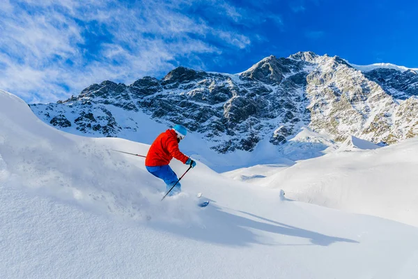 Bergbeklimmer backcountry ski rust langs een besneeuwde bergkam met skipas — Stockfoto