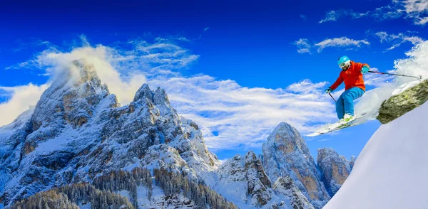 Катание на лыжах с удивительной панорамой Pale di Sant Martino di Castrozz — стоковое фото