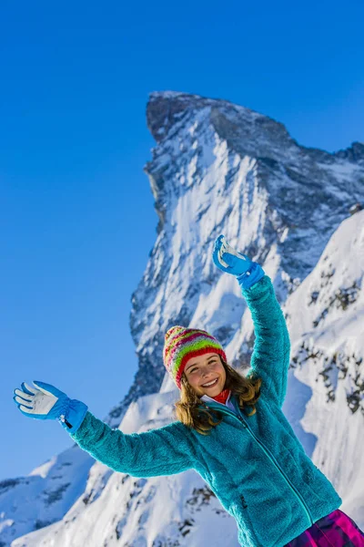 Girl on skiing on snow on a sunny day in the mountains. Ski in w — Stock Photo, Image