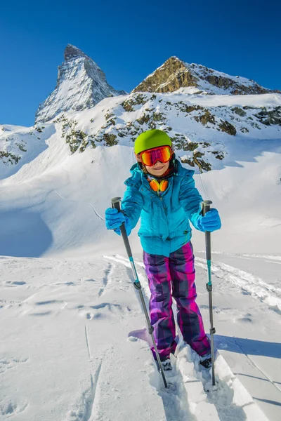 Fille sur le ski sur la neige par une journée ensoleillée dans les montagnes. Ski en w — Photo