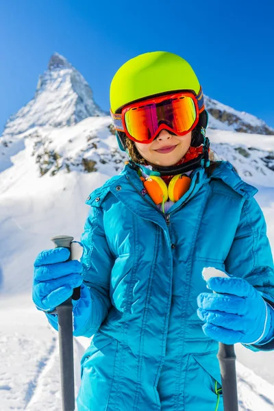 Menina no esqui na neve em um dia ensolarado nas montanhas. Esqui em w — Fotografia de Stock