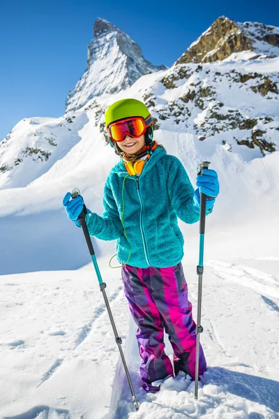 Flicka på skidåkning på snö på en solig dag i bergen. Åka skidor i w — Stockfoto