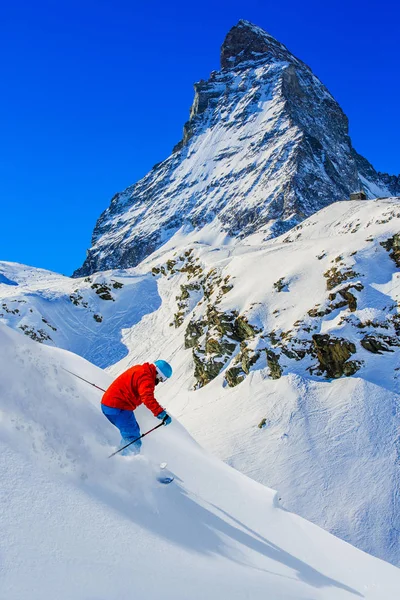 Homem esquiando na neve fresca em pó com Matterhorn no fundo, Z — Fotografia de Stock