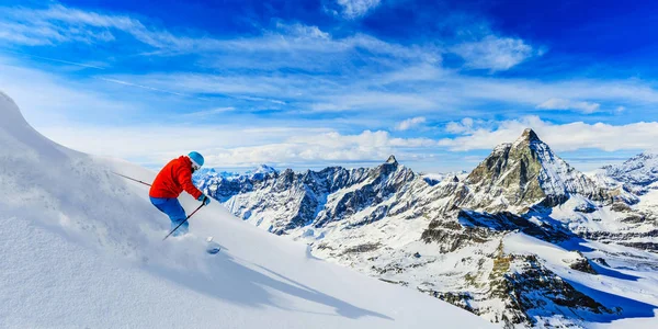 Ο άνθρωπος σκι στο φρέσκο χιόνι με Matterhorn στο παρασκήνιο, Z — Φωτογραφία Αρχείου