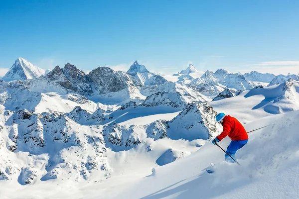 Ski avec vue imprenable sur les montagnes suisses célèbres dans la belle — Photo