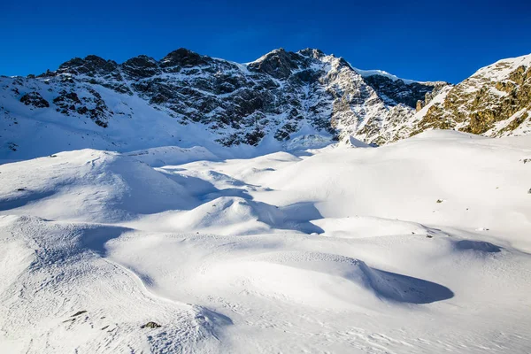 Neve nella stagione invernale, montagne. Alto Adige, Solda in Italia . — Foto Stock