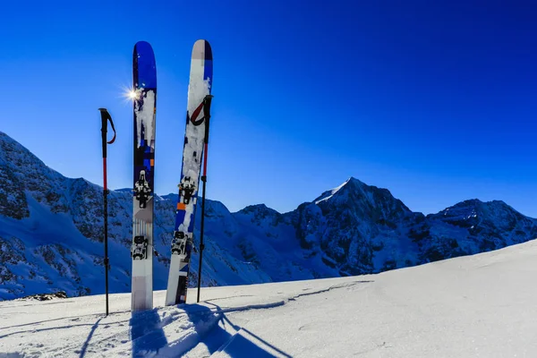 Kış sezonu, dağlar ve tur kayağı backcountry eş Kayak