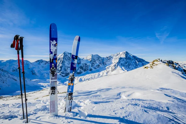 Σκι το χειμώνα, τα βουνά και Ορειβατικού σκι backcountry ισο — Φωτογραφία Αρχείου