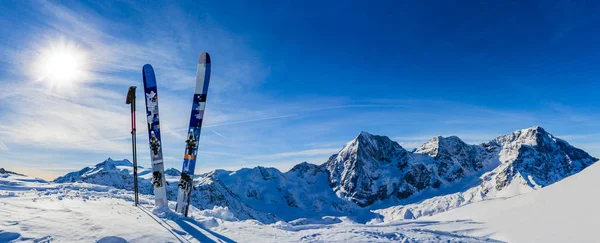 Lyžování v zimní sezóně, hory a lyžařské túry backcountry equi — Stock fotografie