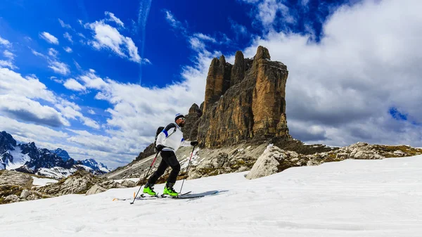 Esquí de montaña backcountry caminar a lo largo de una cresta nevada con —  Fotos de Stock