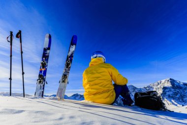 Dağcı backcountry Kayak Kayak ile karlı bir sırt dinlenme