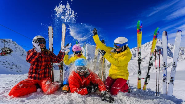 Glückliche Familie, die Winterurlaub in den Bergen genießt. Spielwitz — Stockfoto