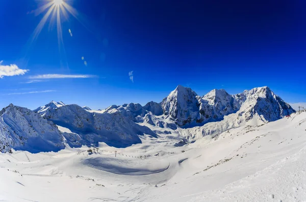 Nieve en temporada de invierno, montañas. Tirol del Sur, Solda en Italia . — Foto de Stock