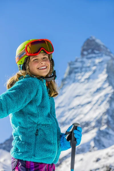 Kız karda güneşli bir günde dağlarda Kayak üzerinde. W Kayak — Stok fotoğraf