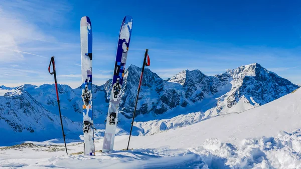 Hiihto talvikaudella, vuoret ja hiihto retkeily backcountry equi — kuvapankkivalokuva