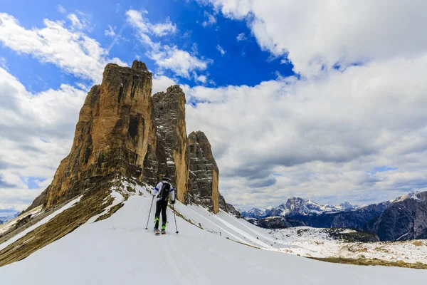 Bergbeklimmer backcountry ski lopen langs een besneeuwde bergkam met — Stockfoto