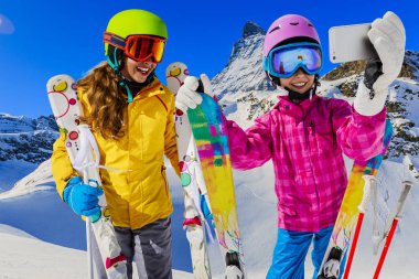 Genç bir selfie, bir kendi kendine portre ile mobil alarak kız alarak