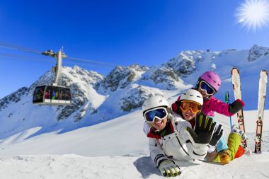 Mutlu bir aile dağlarda kış tatil zevk. Kayak, güneş, 