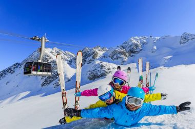Mutlu bir aile dağlarda kış tatil zevk. Kayak, güneş, 