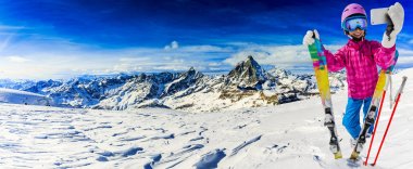 Genç bir selfie, bir kendi kendine portre ile mobil alarak kız alarak