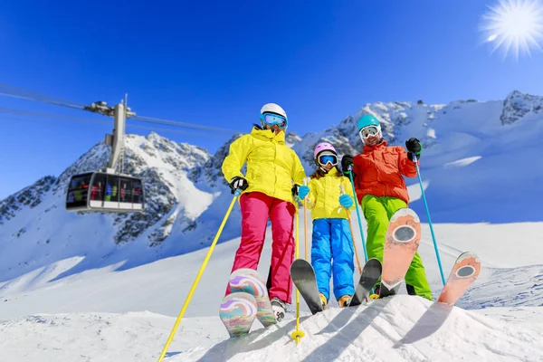 Família feliz desfrutando de férias de inverno nas montanhas. A jogar sagacidade — Fotografia de Stock