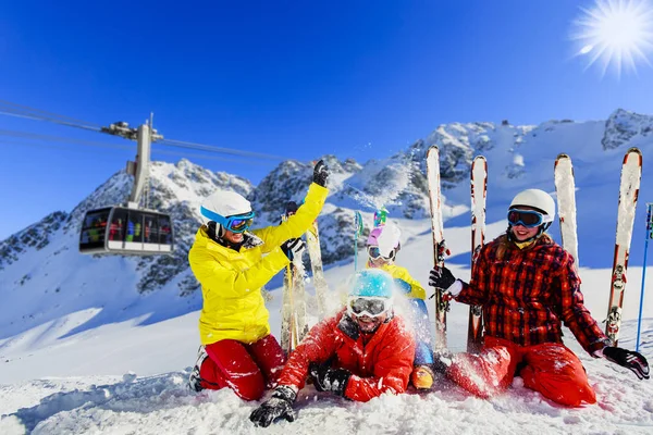 Boldog család élvezheti a téli vakáció hegyekben. Sí, nap, — Stock Fotó