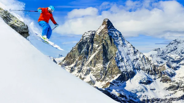 Hombre saltando de la roca, esquiando sobre nieve fresca en polvo con Matt —  Fotos de Stock