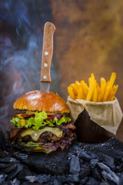 Lezzetli füme ızgara ve sırlı biftek burger marul ile peynir