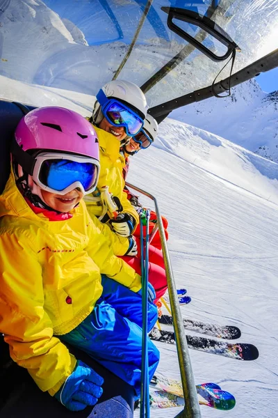 Bonne famille profitant de vacances d'hiver dans les montagnes. Jouer avec l'esprit — Photo