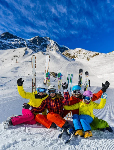 Familia feliz disfrutando de vacaciones de invierno en las montañas. Jugando ingenio — Foto de Stock