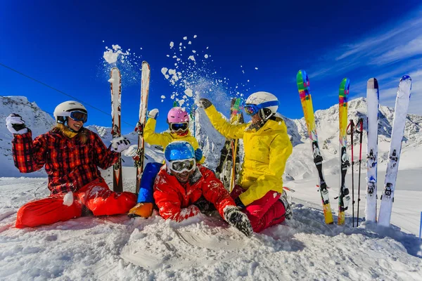Gelukkige familie genieten van winter vakanties in de bergen. Spelen wit — Stockfoto