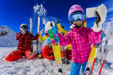Genç bir selfie, bir kendi kendine portre ile aile alarak kız alarak.