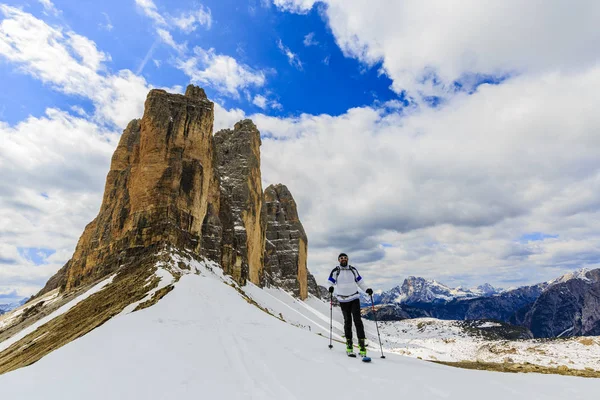 Esquí de montaña backcountry caminar a lo largo de una cresta nevada con — Foto de Stock