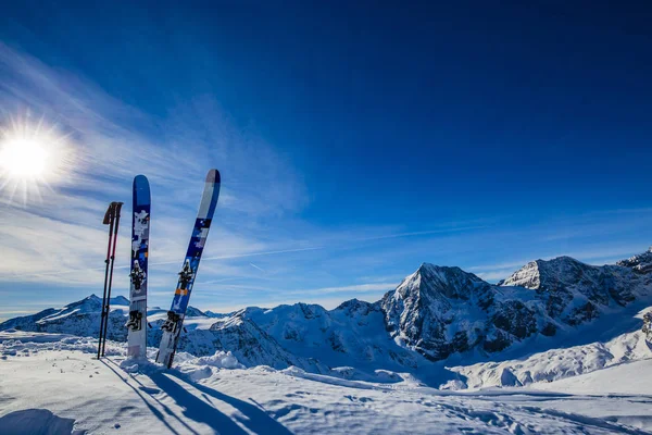 Skieen in winterseizoen, bergen en ski touring backcountry equi — Stockfoto