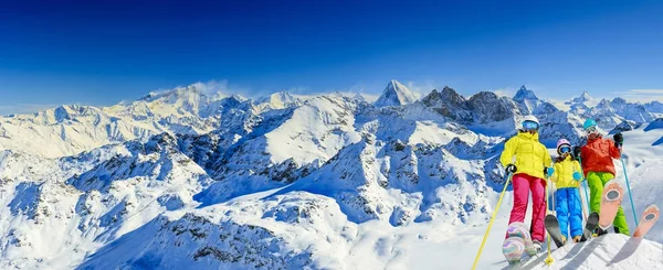 Joyeuses familles profitant de vacances d'hiver en montagne. — Photo